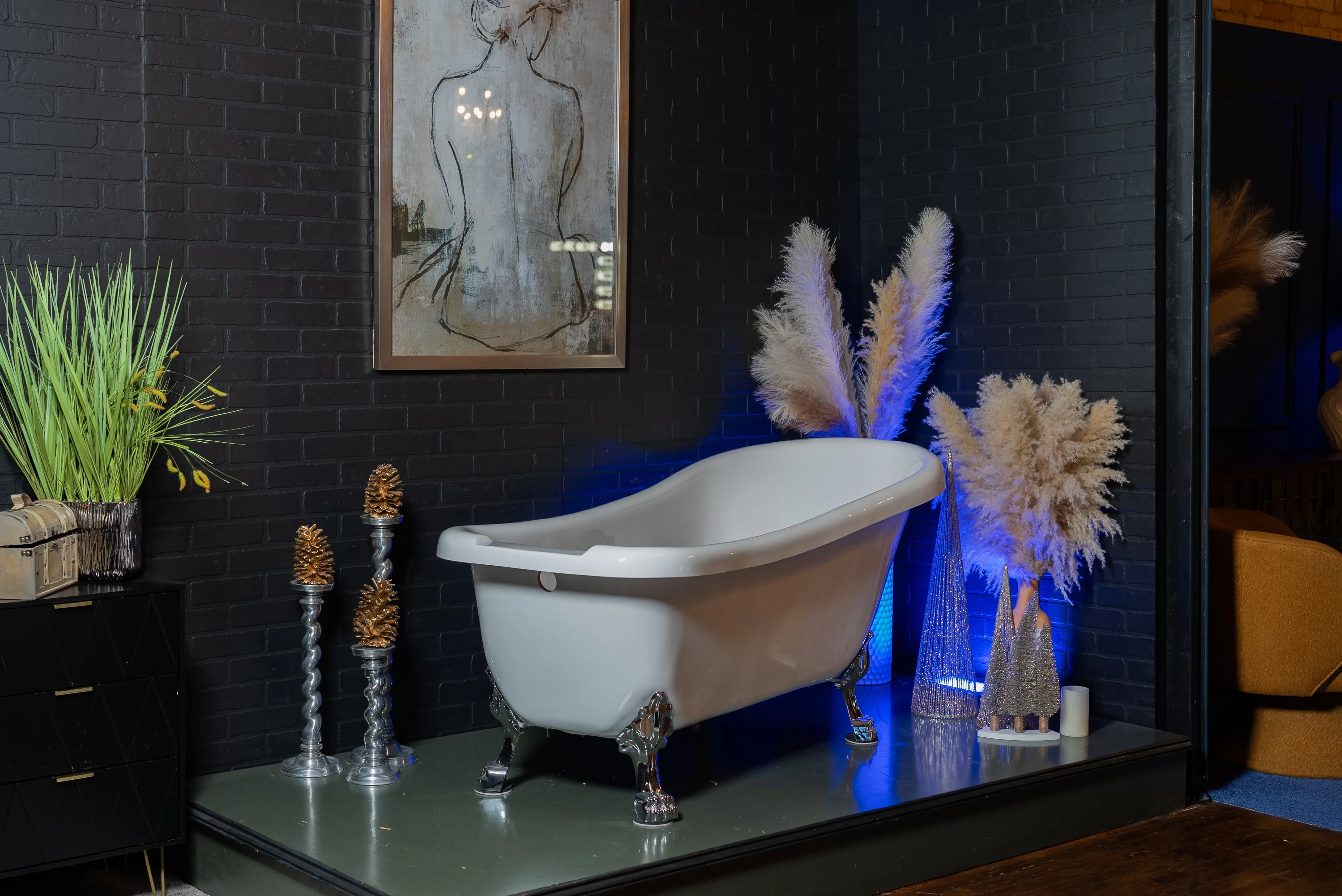Clawfoot tub